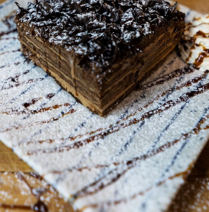 Chocotorta clásica argentina, con capas de galletitas, dulce de leche y chocolate rallado