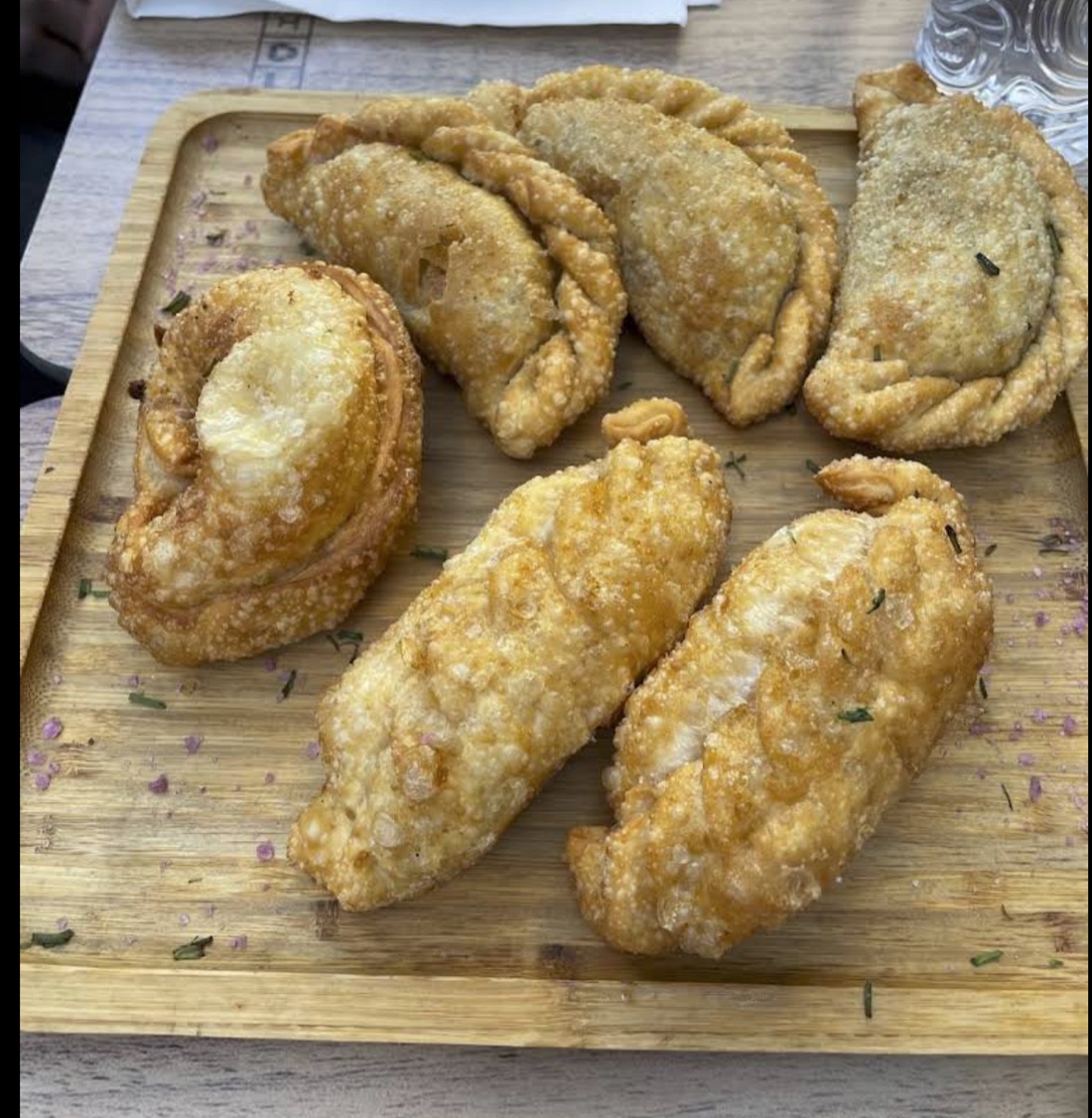 Empanadas argentinas doradas y servidas en tabla