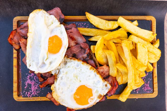 Milanesa de ternera a caballo, con dos huevos fritos y patatas fritas