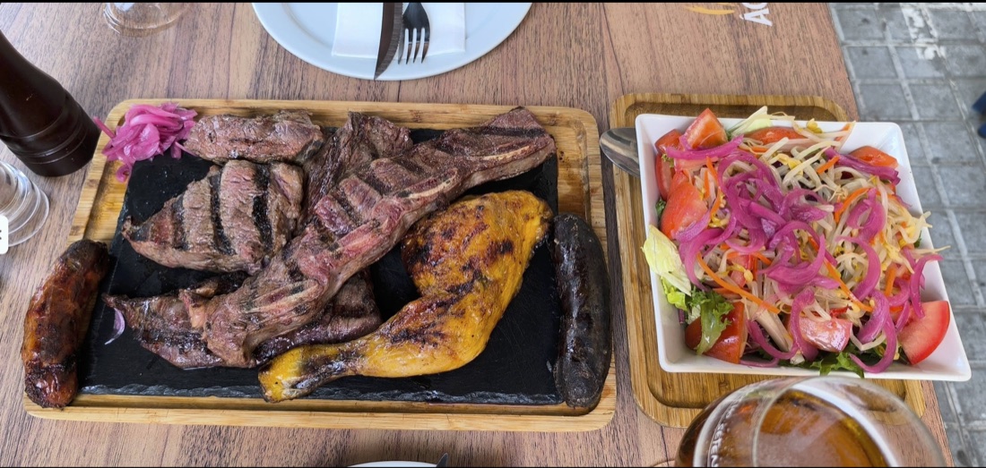 Parrillada de la casa con carnes, chorizo criollo y ensalada