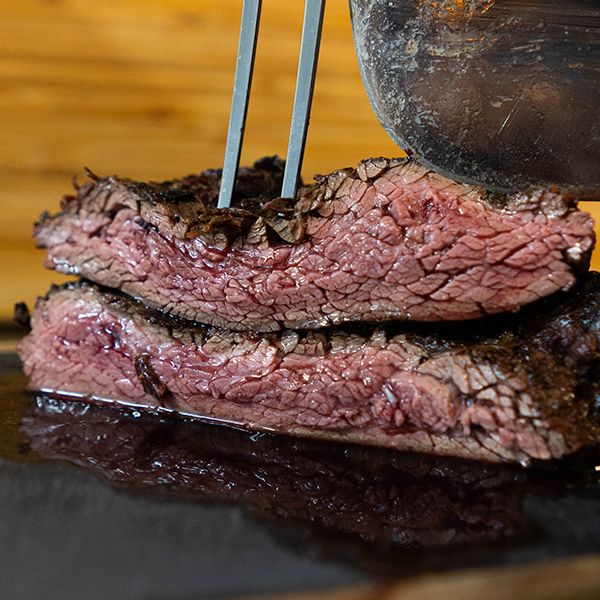 Corte de vacío a la parrilla, jugoso y recién cortado en tiras