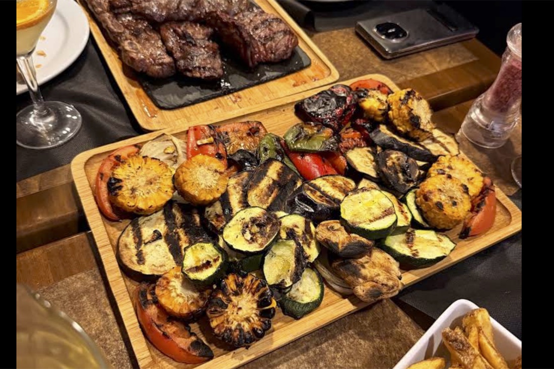 Selección de verduras de temporada servidas para compartir